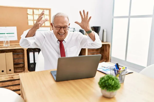 Senior Man Business Worker Using Laptop Winner Expression Office — ストック写真