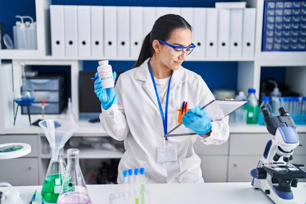 Jovem Cientista Hispânico Segurando Pílulas Laboratório — Fotografia de Stock