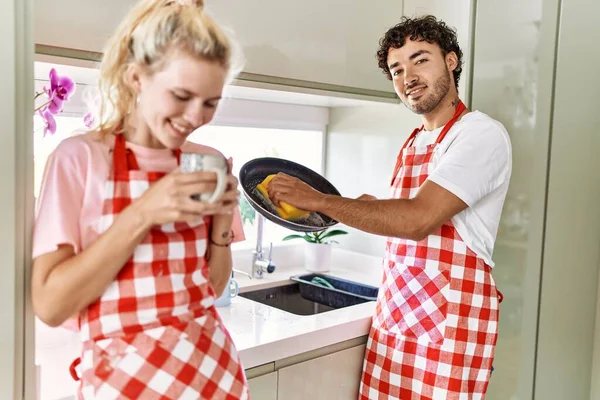 Pareja Joven Sonriendo Feliz Lavando Platos Bebiendo Café Cocina —  Fotos de Stock