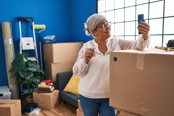 Mujer Mediana Edad Sosteniendo Llave Haciendo Selfie Por Teléfono Inteligente — Foto de Stock