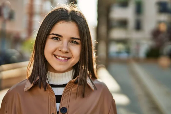 Genç Güzel Esmer Kadın Dışarıda Mutlu Bir Şekilde Gülümsüyor — Stok fotoğraf