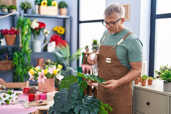 Homme Moyen Aux Cheveux Gris Fleuriste Utilisant Difusser Travaillant Boutique — Photo