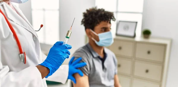 若いです医師女性注入Covid 19コロナウイルスワクチンのための男 — ストック写真