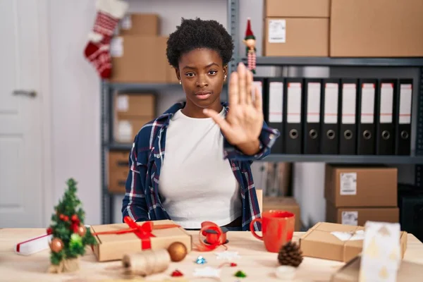 Mulher Afro Americana Trabalhando Pequenos Negócios Fazendo Decoração Natal Fazendo — Fotografia de Stock
