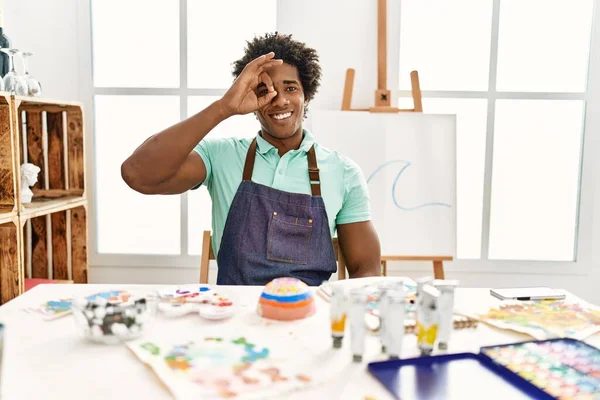 Genç Afro Amerikalı Adam Sanat Stüdyosunda Masada Oturmuş Gülümsüyor Gülümsüyor — Stok fotoğraf