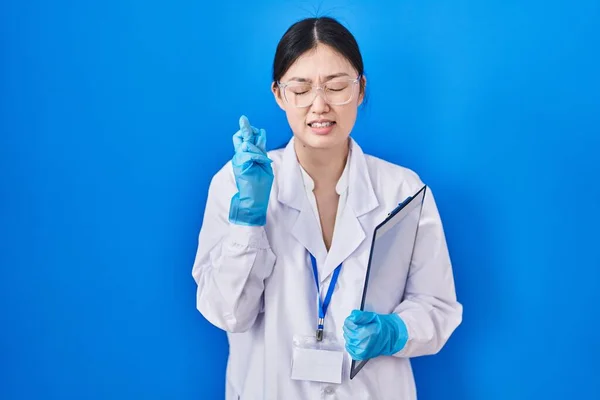Čínská Mladá Žena Pracující Laboratoři Vědců Ukazujíc Prstem Zkříženě Usmála — Stock fotografie