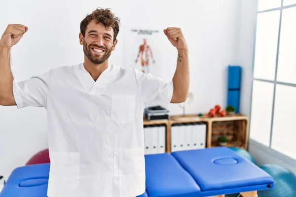 Der Junge Gut Aussehende Physiotherapeut Der Einer Schmerzklinik Arbeitet Zeigt — Stockfoto