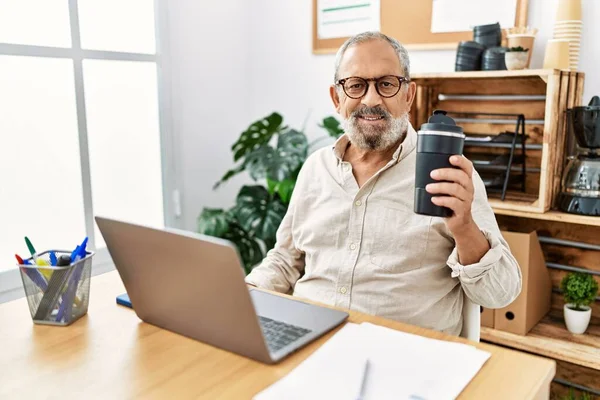 Senior Grey Haired Man Drinking Coffee Working Office — ストック写真