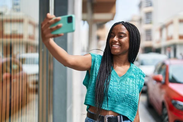 Αφροαμερικανή Γυναίκα Χαμογελά Αυτοπεποίθηση Κάνοντας Selfie Από Smartphone Στο Δρόμο — Φωτογραφία Αρχείου