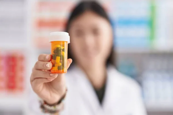 Chinese Woman Pharmacist Smiling Confident Holding Pills Bottle Pharmacy — Stock Photo, Image