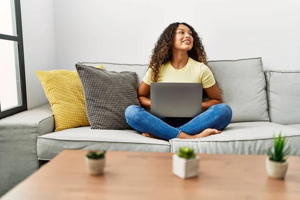 Young Latin Woman Smiling Confident Using Laptop Home — Stockfoto