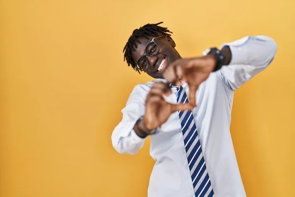 Hombre Africano Con Rastas Pie Sobre Fondo Amarillo Sonriendo Amor — Foto de Stock