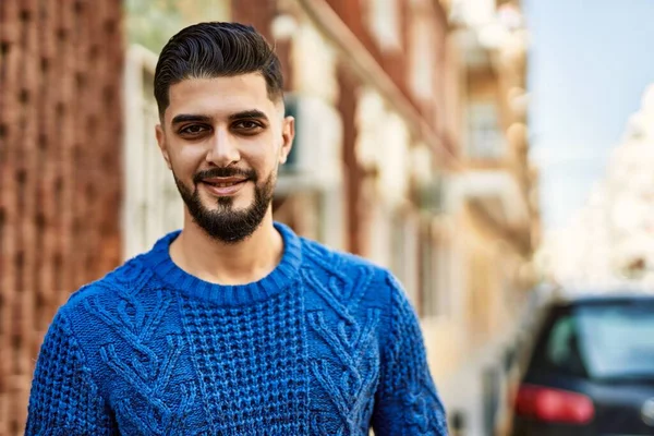 Νεαρός Άραβας Χαμογελάει Σίγουρος Στο Δρόμο — Φωτογραφία Αρχείου