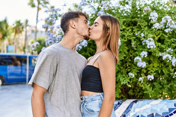 Jong Hispanic Paar Zoenen Knuffelen Staan Stad — Stockfoto