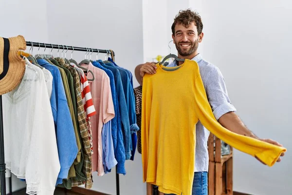 Jovem Hispânico Cliente Homem Sorrindo Feliz Escolher Roupas Loja Roupas — Fotografia de Stock
