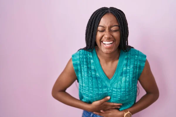 Junger Afroamerikaner Mit Zöpfen Vor Rosa Hintergrund Lächelnd Und Laut — Stockfoto