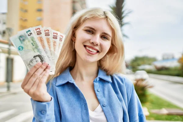 Jovem Loira Segurando Notas Inglesas Libras Mostrando Dinheiro Sorrindo Feliz — Fotografia de Stock