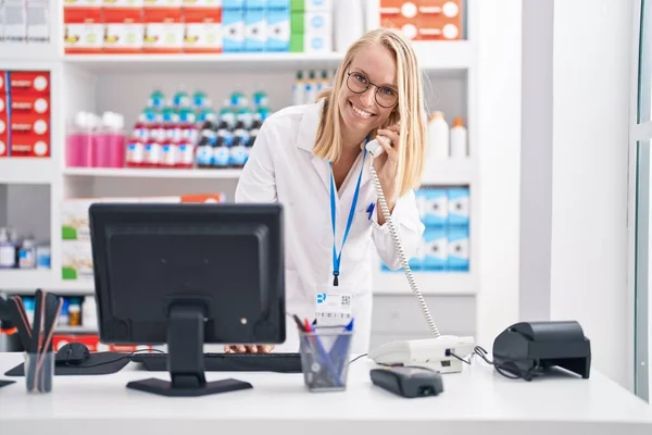 Jeune Femme Blonde Pharmacienne Parlant Téléphone Travaillant Pharmacie — Photo