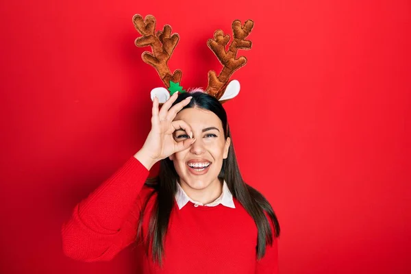 Young Hispanic Woman Wearing Cute Christmas Reindeer Horns Smiling Happy — Stock fotografie
