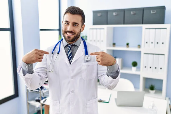 Knappe Spaanse Man Doktersuniform Stethoscoop Een Medische Kliniek Die Zelfverzekerd — Stockfoto