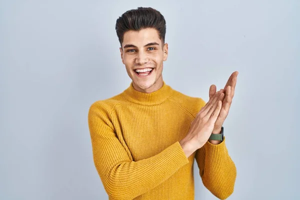 Young Hispanic Man Standing Blue Background Clapping Applauding Happy Joyful — Stockfoto