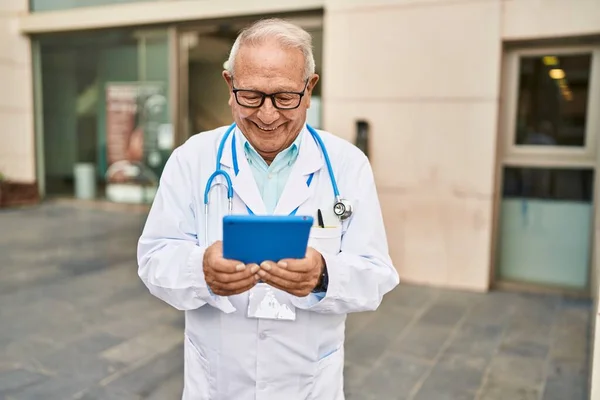 Starszy Mężczyzna Mundurze Lekarza Używający Touchpada Ulicy — Zdjęcie stockowe