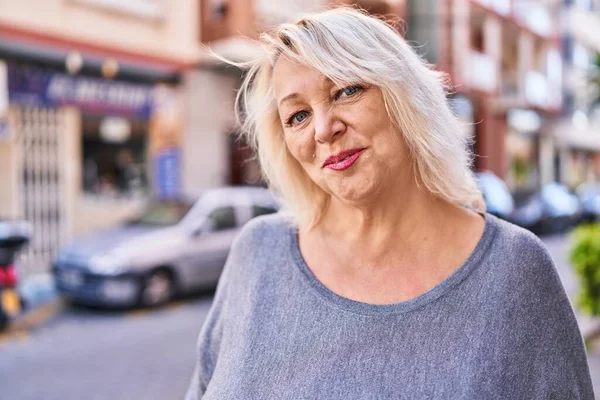 Middle Age Blonde Woman Smiling Confident Standing Street — ストック写真