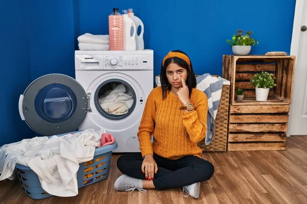 Jovem Hispânica Lavando Roupa Apontando Para Olho Observando Você Gesto — Fotografia de Stock