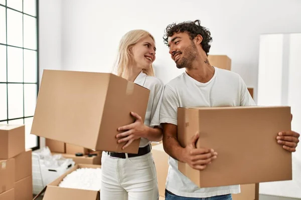 Schönes Junges Paar Lächelt Glücklich Und Hält Pappkartons Neuen Zuhause — Stockfoto