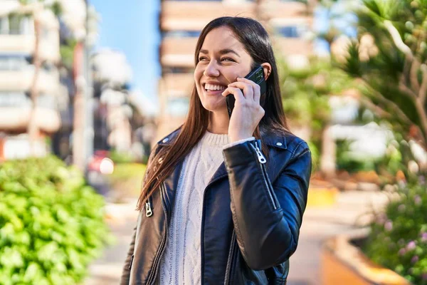 Jovem Mulher Sorrindo Confiante Falando Smartphone Parque — Fotografia de Stock