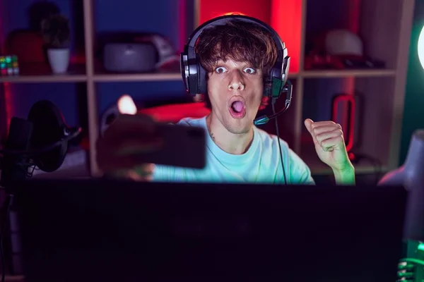 Spanyol Genç Adam Akıllı Telefonuyla Video Oyunu Oynuyor Korkmuş Ağzı — Stok fotoğraf