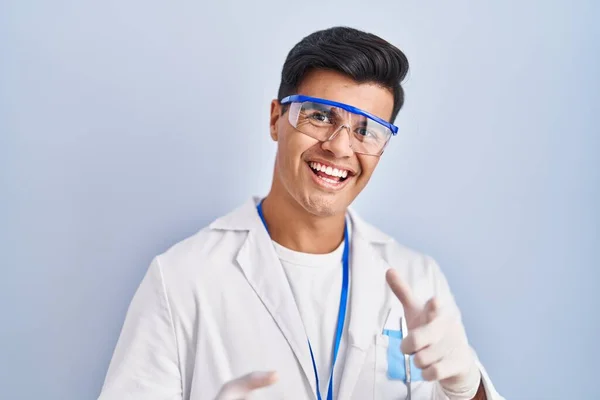 Homem Hispânico Trabalhando Como Cientista Apontando Dedos Para Câmera Com — Fotografia de Stock