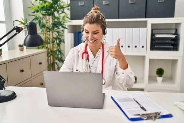 Młoda Lekarka Nosząca Mundur Lekarza Pracująca Komputerowym Laptopem Uśmiechnięta Szczęśliwa — Zdjęcie stockowe