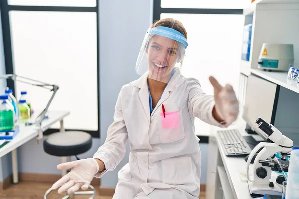 Young Blonde Woman Working Scientist Laboratory Wearing Face Mask Looking — Stockfoto