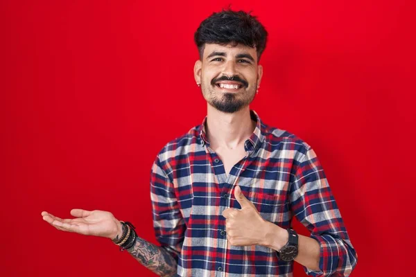 Young Hispanic Man Beard Standing Red Background Showing Palm Hand — ストック写真