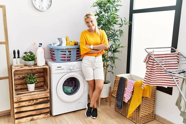 Genç Sarışın Kız Evde Çamaşır Yıkarken Mutlu Gülümsüyor — Stok fotoğraf