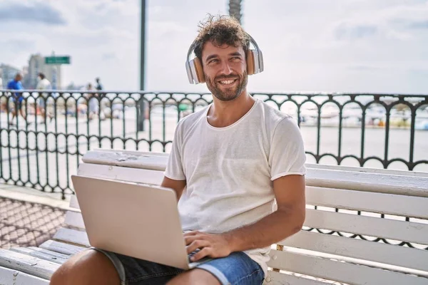 Young Hispanic Man Smiling Confident Using Laptop Seaside — ストック写真