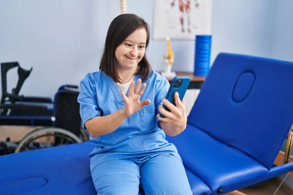 Ισπανόφωνη Κοπέλα Σύνδρομο Εργάζεται Στη Φυσιοθεραπεία Χρησιμοποιώντας Smartphone Που Αναζητούν — Φωτογραφία Αρχείου