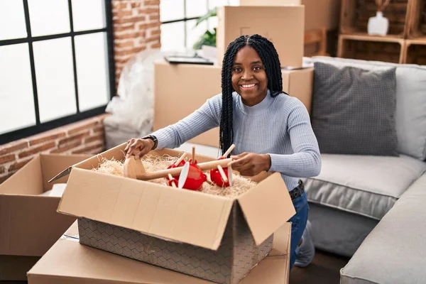 Afroamerikanerin Zieht Ein Neues Zuhause Und Öffnet Kisten Sieht Positiv — Stockfoto