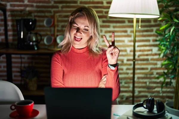 Een Blonde Vrouw Die Avonds Thuis Een Laptop Gebruikt Glimlachend — Stockfoto