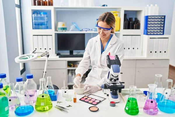 若いヒスパニック系女性科学者が研究室で化粧をする — ストック写真