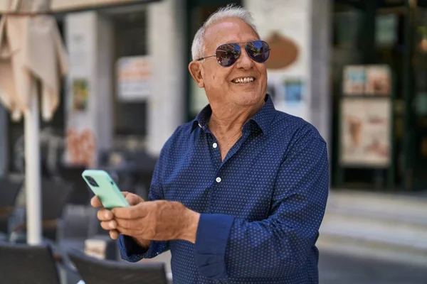 Homem Cabelos Grisalhos Sênior Sorrindo Confiante Usando Smartphone Rua — Fotografia de Stock