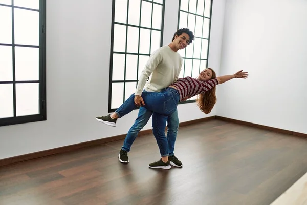 Jovem Casal Hispânico Sorrindo Dança Feliz Casa Nova Vazia — Fotografia de Stock