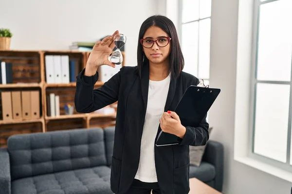 Young Hispanic Woman Working Consultation Office Holding Sand Clock Relaxed — Stock Photo, Image