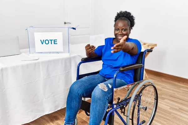 Młoda Afrykańska Kobieta Siedząca Wózku Inwalidzkim Głosująca Umieszczeniem Jej Urnie — Zdjęcie stockowe