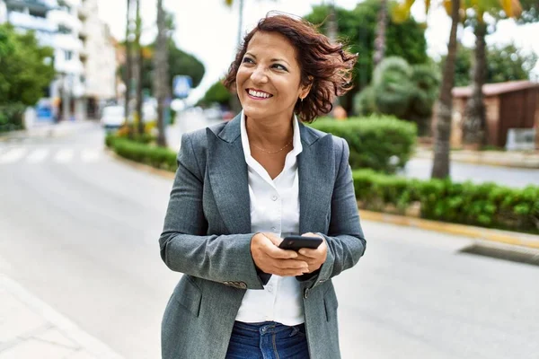 Μεσήλικας Λατίνος Επιχειρηματίας Χαμογελώντας Ευτυχισμένη Χρησιμοποιώντας Smartphone Στην Πόλη — Φωτογραφία Αρχείου