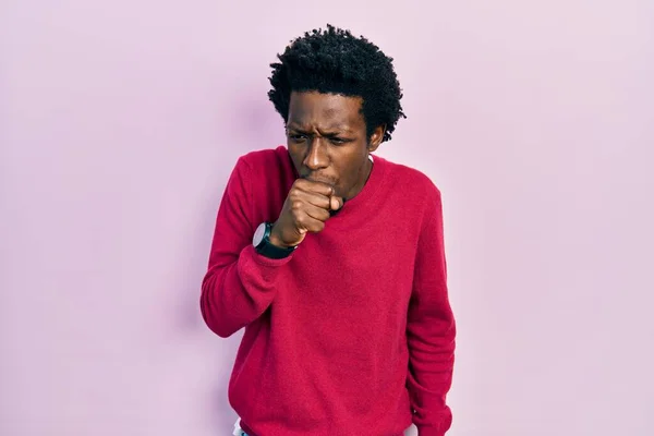 若いアフリカ系アメリカ人の男性は 風邪や気管支炎の症状として気持ちが悪く咳をしている ヘルスケアの概念 — ストック写真