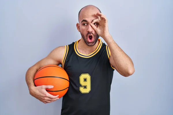 Young Bald Man Beard Wearing Basketball Uniform Holding Ball Doing — Stock Photo, Image