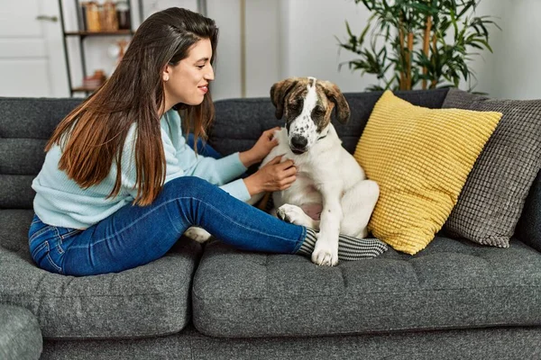 Jonge Vrouw Knuffelen Hond Zitten Bank Thuis — Stockfoto