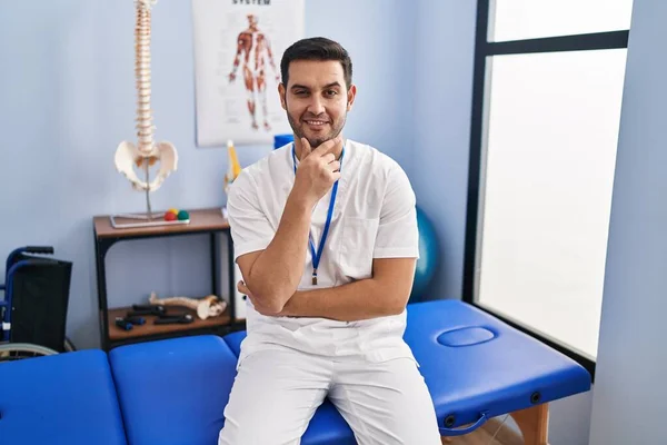 Joven Hombre Hispano Con Barba Trabajando Clínica Recuperación Del Dolor — Foto de Stock